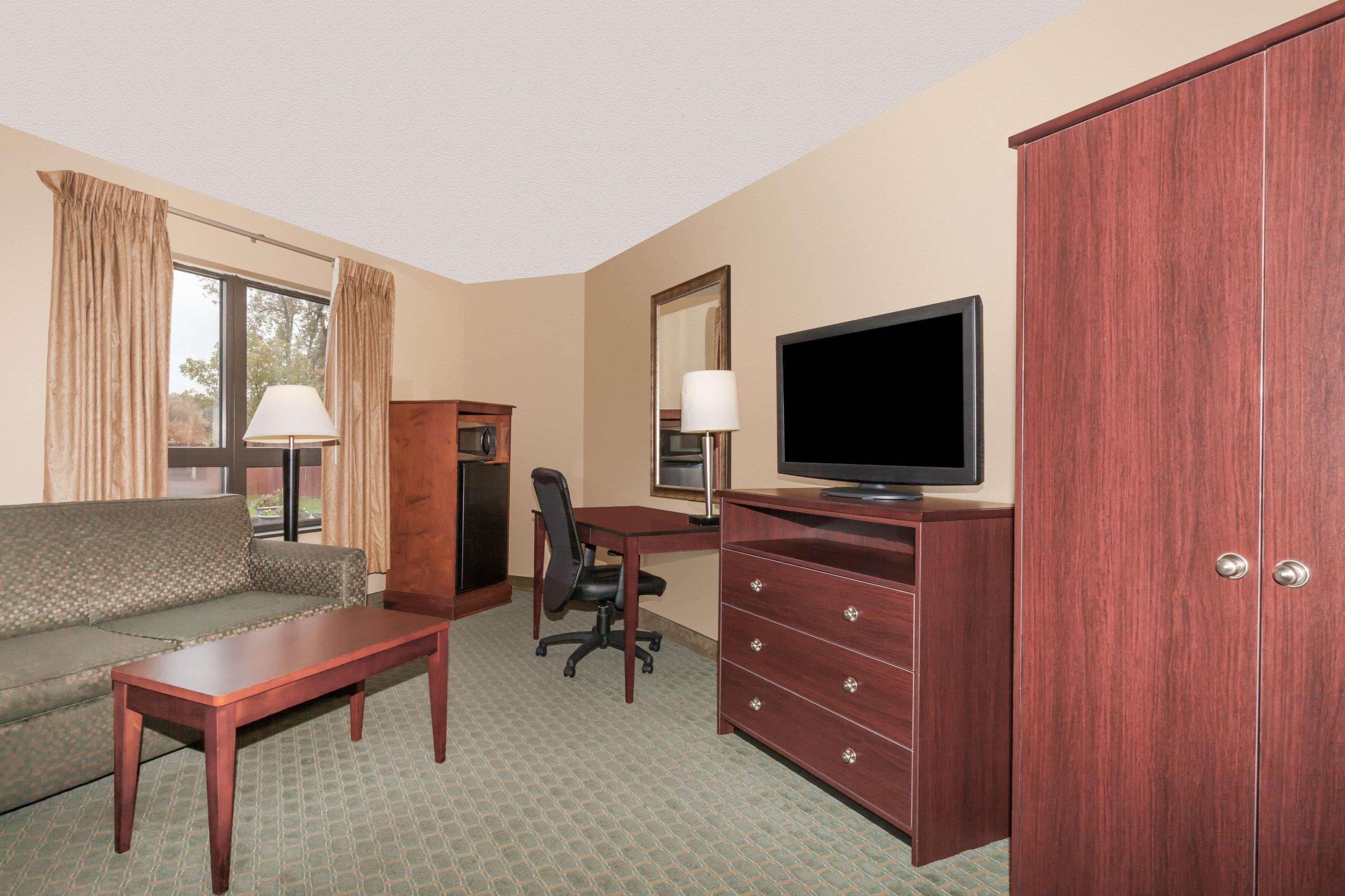 Days Inn By Wyndham Utica Zewnętrze zdjęcie
