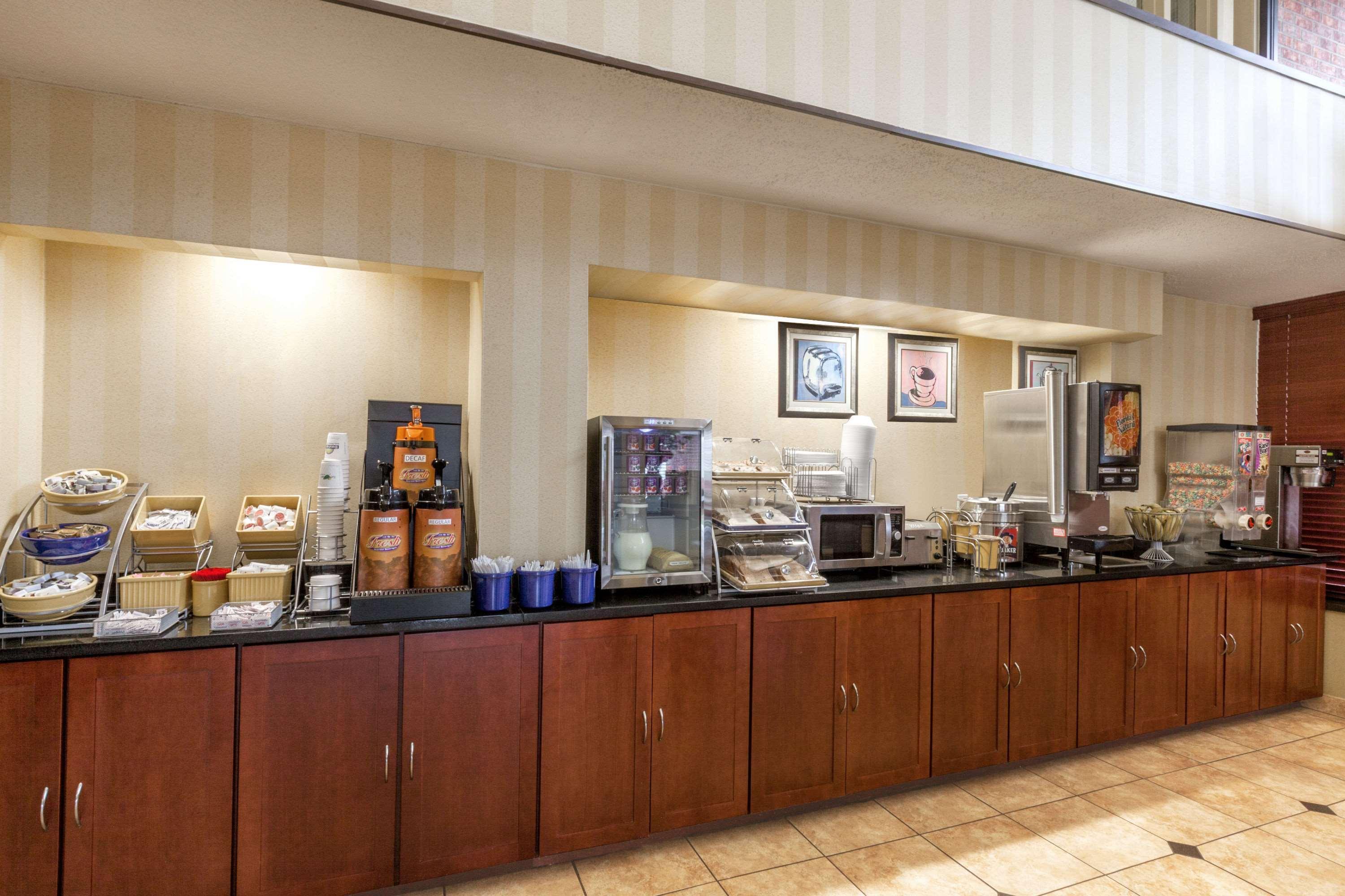Days Inn By Wyndham Utica Zewnętrze zdjęcie