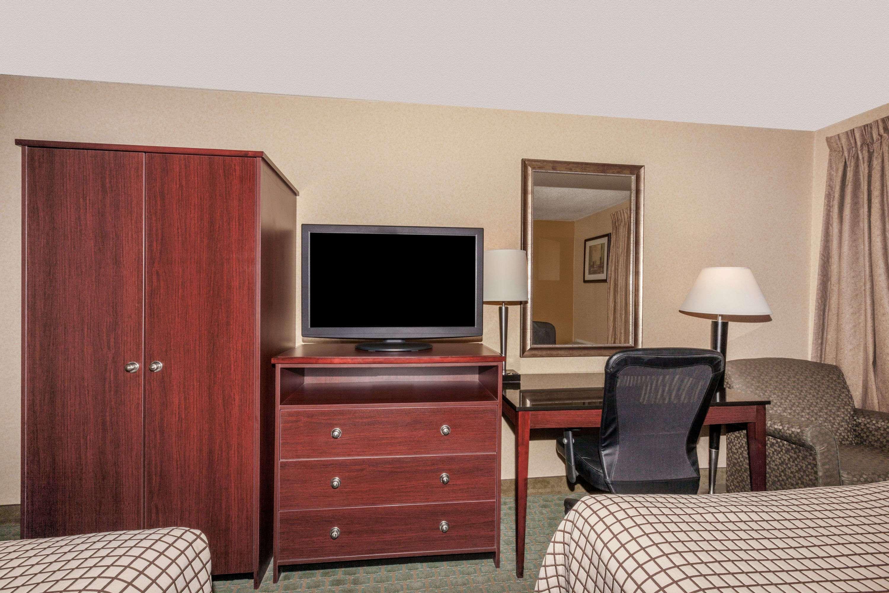 Days Inn By Wyndham Utica Zewnętrze zdjęcie
