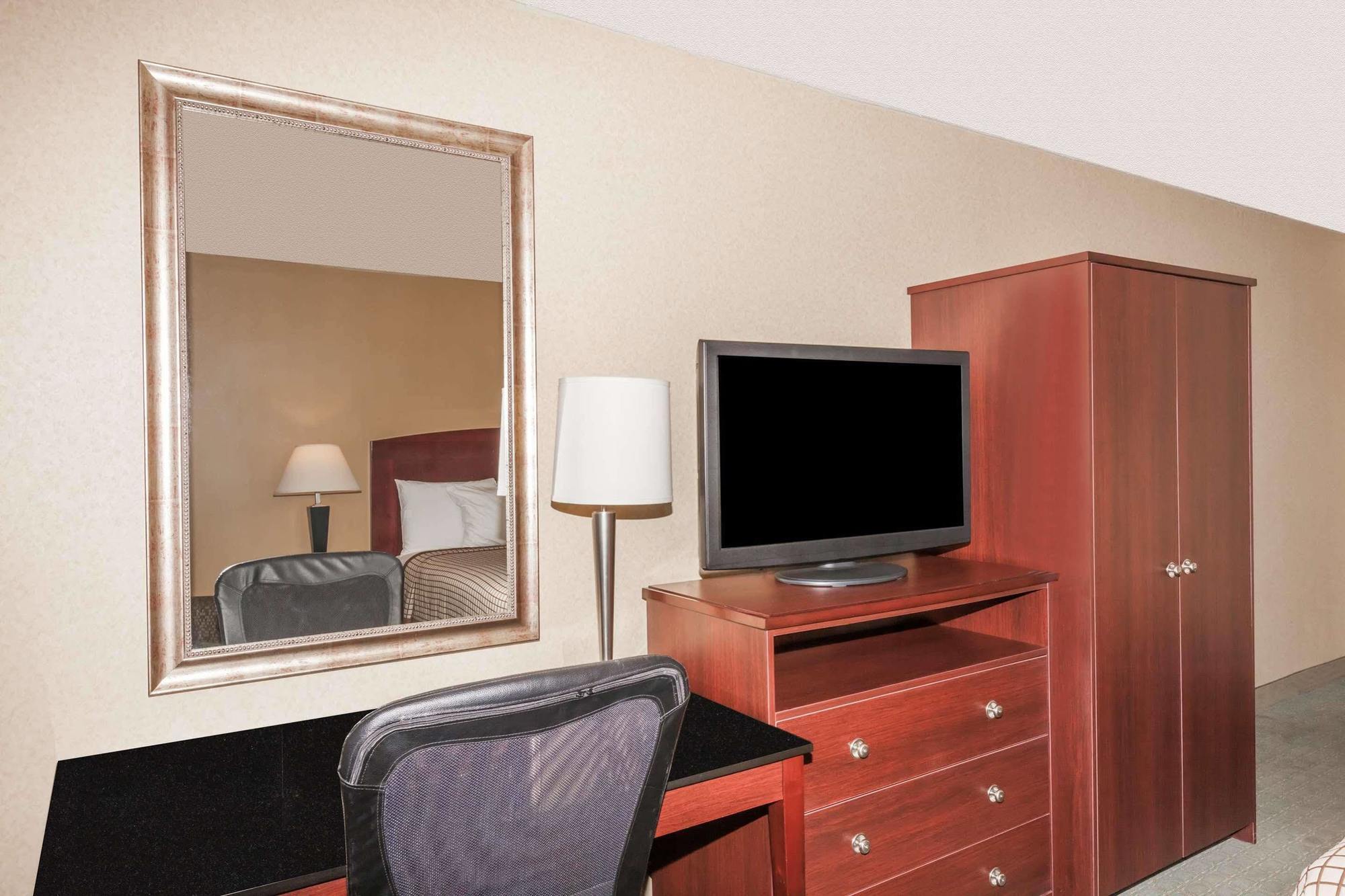 Days Inn By Wyndham Utica Zewnętrze zdjęcie