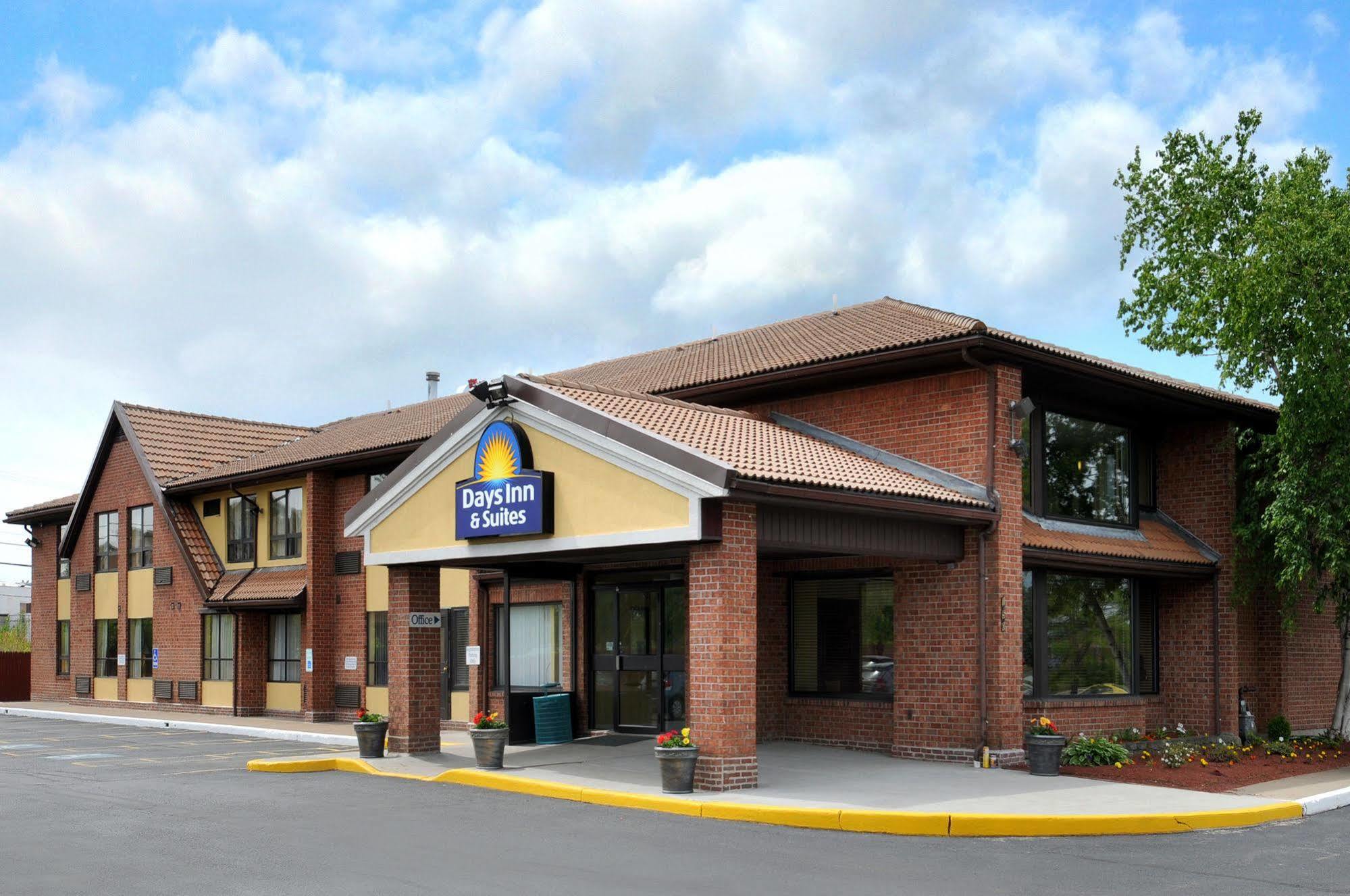 Days Inn By Wyndham Utica Zewnętrze zdjęcie